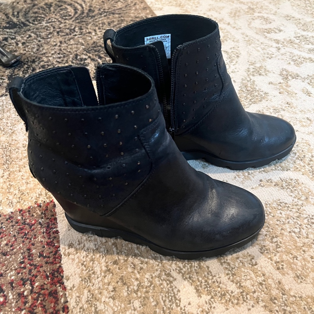 Sorel studded boots. In like new condition.